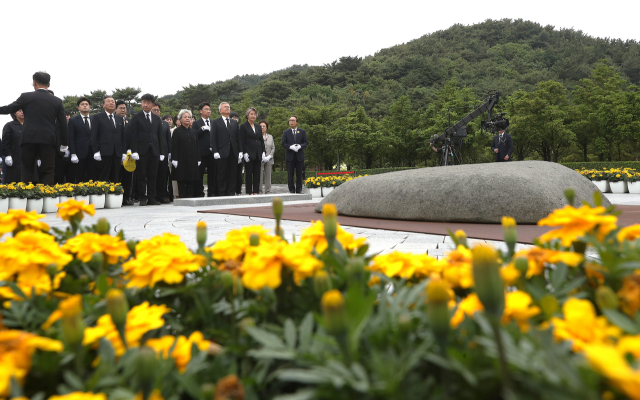 노무현 전 대통령 서거 16주기인 23일 오후 권양숙 여사, 문재인 전 대통령, 김정숙 여사 등이 경남 김해시 진영읍 봉하마을 노 전 대통령 묘역 앞에서 묘역을 바라보고 있다. 공동취재