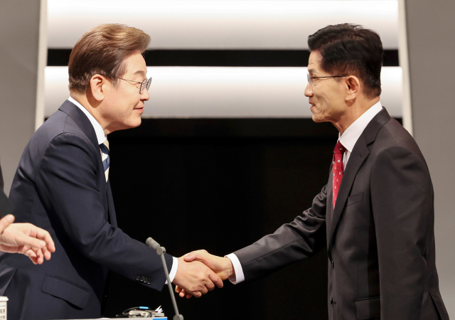 이재명 더불어민주당 대선후보와 김문수 국민의힘 대선후보가 23일 서울 영등포구 여의도 KBS 스튜디오에서 열린 제21대 대선 2차 후보자 토론회에 앞서 인사하고 있다. 연합뉴스