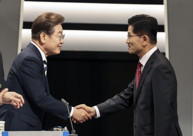 이재명(왼쪽) 더불어민주당 대선 후보와 김문수 국민의힘 대선 후보가 23일 서울 영등포구 KBS본관 스튜디오에서 중앙선거방송토론위원회 주관 제21대 대통령선거 2차 후보자 토론회 시작에 앞서 악수하고 있다. 뉴스1