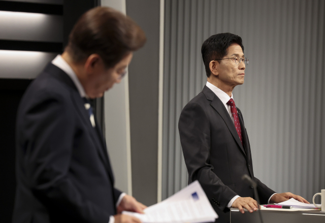 23일 서울 영등포구 여의도 KBS 스튜디오에서 열린 중앙선거방송토론위원회 주관 제21대 대통령선거 후보자 토론회에 앞서 더불어민주당 이재명(왼쪽) 대선 후보와 국민의힘 김문수 대선후보가 발언을 준비하고 있다. 국회사진기자단