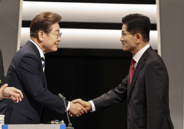 이재명 "군 가산점제? 여성에 불이익" 김문수 "의무복무자 배려해야"