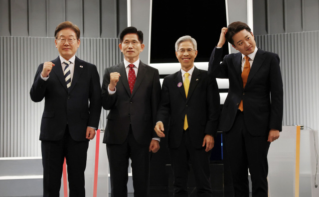 이재명(왼쪽부터) 더불어민주당·김문수 국민의힘·권영국 민주노동당·이준석 개혁신당 대선 후보가 23일 서울 영등포구 여의도 KBS 스튜디오에서 열린 제21대 대선 2차 후보자 토론회 시작에 앞서 기념 촬영하기 위해 자리하고 있다. 국회사진기자단