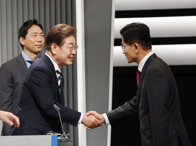 이재명 더불어민주당 대선 후보(왼쪽)와 김문수 국민의힘 후보가 23일 서울 영등포구 KBS본관 스튜디오에서 중앙선거방송토론위원회 주관 제21대 대통령선거 2차 후보자 토론회 시작에 앞서 악수하고 있다. 뉴스1