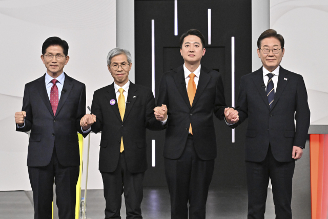이재명(오른쪽부터) 더불어민주당·이준석 개혁신당·권영국 민주노동당·김문수 국민의힘 대선 후보가 중앙선거방송토론위원회 주관으로 이달 18일 서울 상암동 SBS 프리즘센터 스튜디오에서 열린 제21대 대선 1차 후보자 토론회에서 기념 촬영을 하고 있다. 국회사진기자단