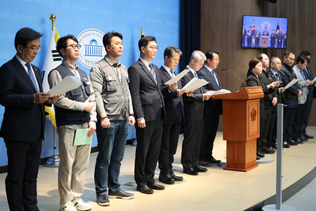 문금주 더불어민주당 의원 등 '내란 은폐 및 알박기 인사 저지 특별위원회' 소속 의원들이 지난달 28일 서울 여의도 국회 소통관에서 공공기관운영위원회의 한국마사회장 인선안 등에 반대하며 '알박기 인사' 중단을 촉구하고 있다. 연합뉴스