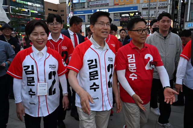 김문수 국민의힘 대선후보가 이달 21일 경기도 남양주시 평내호평역 광장에서 내려 양향자(왼쪽) 선대위원장과 유낙준 남양주시갑 당협위원장과 걸어들어오고 있다. 남양주=성형주 기자