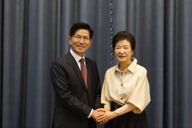 김문수(왼쪽) 국민의힘 대선 후보가 24일 대구 달성군 사저에서 박근혜 전 대통령을 예방해 악수를 하고 있다. 제공=국민의힘
