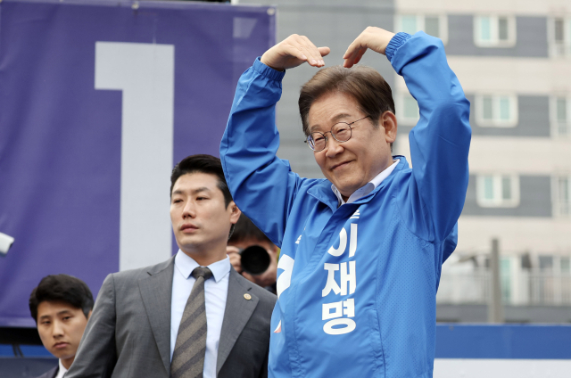 이재명 더불어민주당 대선 후보가 24일 경기 시흥시 배곧아브뉴프랑센트럴광장에서 지지를 호소하고 있다. 시흥=오승현 기자 2025.05.24