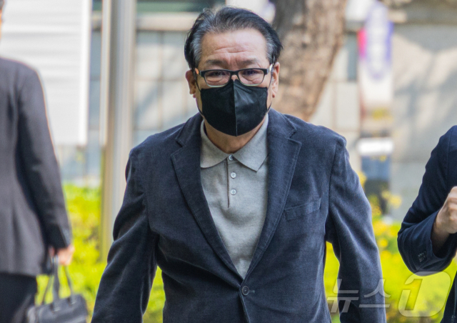 억대 불법 정치자금 수수 혐의로 불구속 기소된 무속인 ‘건진법사’ 전성배씨가 지난 12일 서울 양천구 서울남부지방법원에서 열린 두 번째 공판에 출석하고 있다. 뉴스1
