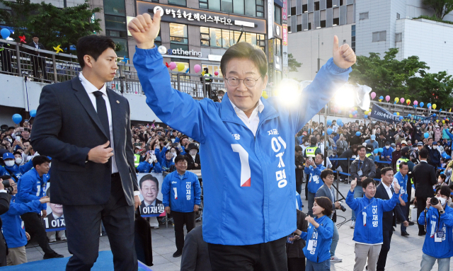 이재명 더불어민주당 대선 후보가 24일 경기 안산시 안산문화광장에서 지지를 호소하고 있다. 안산=오승현 기자 2025.05.24