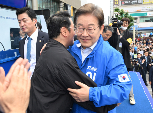 이재명 더불어민주당 대선 후보가 24일 경기 부천시 부천역 광장에서 찬조연설을 했던 윤일상 작곡가와 인사하고 있다. 부천=오승현 기자 2025.02.24
