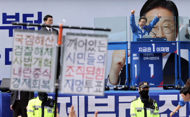 이재명 더불어민주당 대선 후보가 24일 경기 안양시 평촌중앙공원에서 지지를 호소하고 있다. 안양=오승현 기자 2025.05.24