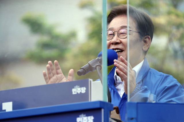 이재명 더불어민주당 대선 후보가 24일 경기 시흥시 배곧아브뉴프랑센트럴광장에서 지지를 호소하고 있다. 시흥=오승현 기자 2025.05.24