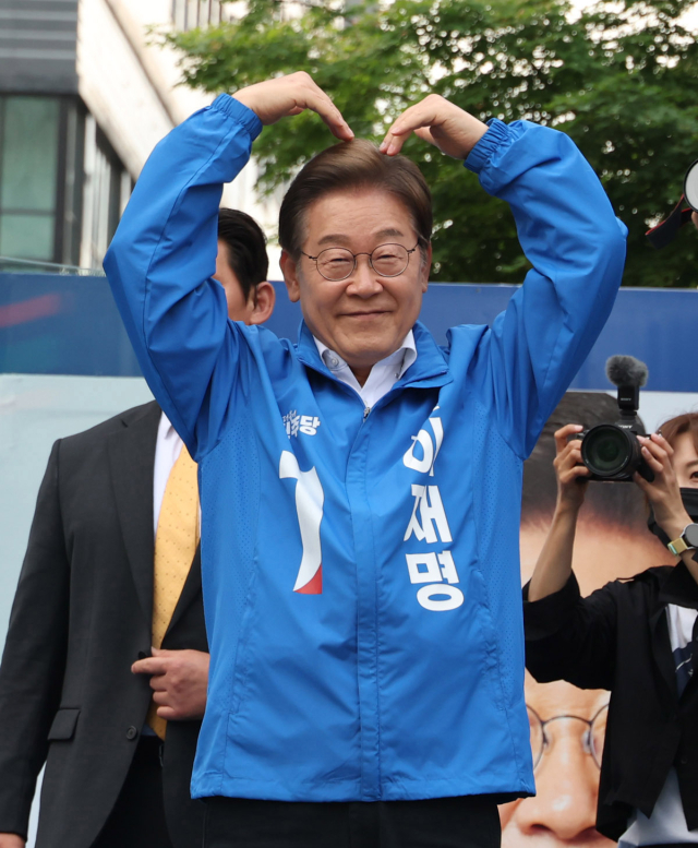이재명 더불어민주당 대선 후보가 24일 경기 시흥시 배곧아브뉴프랑센트럴광장에서 지지를 호소하고 있다. 시흥=오승현 기자 2025.05.24