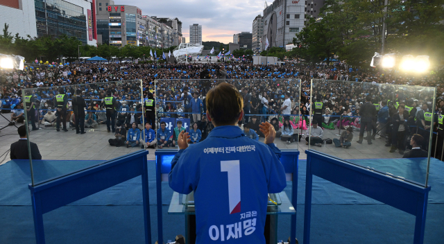 이재명 더불어민주당 대선 후보가 24일 경기 안산시 안산문화광장에서 지지를 호소하고 있다. 안산=오승현 기자 2025.05.24