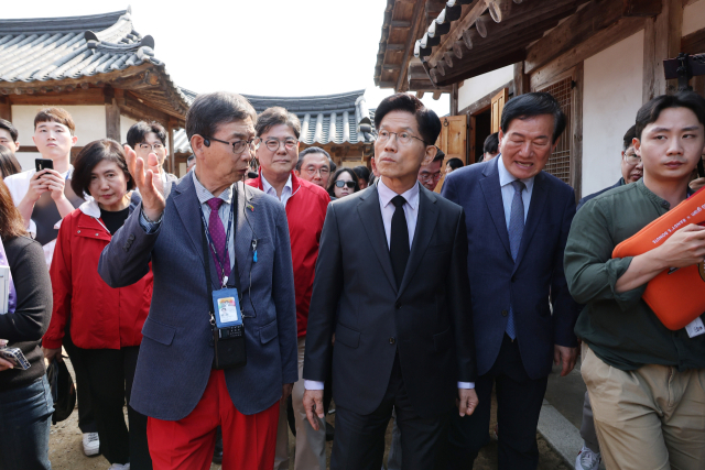국민의힘 김문수 대선 후보가 25일 충북 옥천군 육영수 여사 생가를 방문해 둘러보고 있다. 연합뉴스