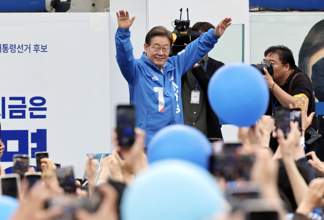 이재명 더불어민주당 대선 후보가 24일 경기 시흥시 배곧아브뉴프랑센트럴광장에서 지지를 호소하고 있다. 시흥=오승현 기자 2025.05.24