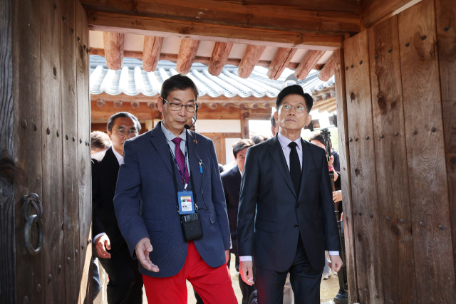 국민의힘 김문수(오른쪽) 대선 후보가 25일 충북 옥천군 육영수 여사 생가를 방문해 둘러보고 있다. 연합뉴스