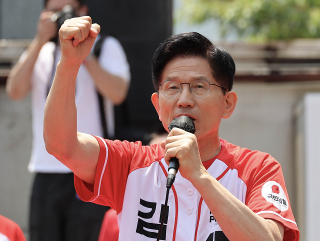 김문수 국민의힘 대선 후보가 25일 오전 충남 논산시 홈플러스 논산점 앞에서 열린 ‘기적으로 만들 진짜 논산’ 유세에서 지지를 호소하고 있다. 논산=성형주 기자