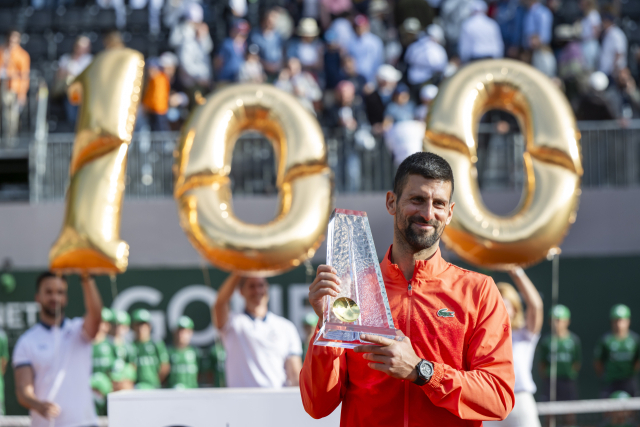 제네바오픈에서 ATP 투어 이상급 대회 단식 100회 우승을 달성한 노바크 조코비치. EPA연합뉴스