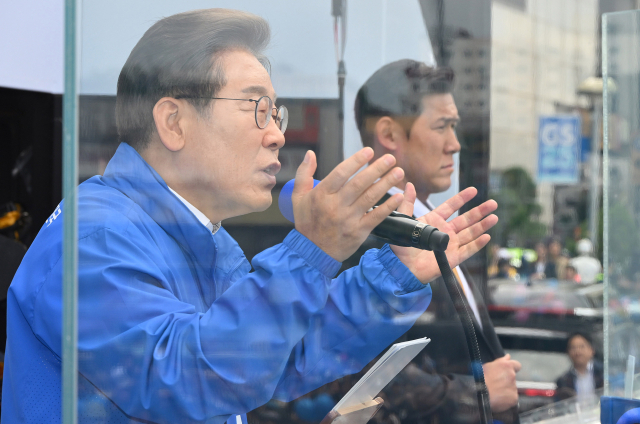 이재명 더불어민주당 대선 후보가 24일 경기 부천시 부천역 광장에서 지지를 호소하고 있다. 부천=오승현 기자
