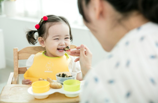 "아이 목구멍에 딱"…간식으로 '떡' 먹은 2살 아이, 하임리히법 했지만 결국
