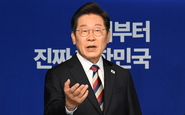 이재명 더불어민주당 대선 후보가 25일 서울 여의도 중앙당사에서 기자간담회를 열고 취재진의 질의에 답하고 있다. 오승현 기자