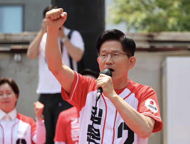 김문수 국민의힘 대선 후보가 25일 오전 충남 논산시 홈플러스 논산점 앞에서 열린 ‘기적으로 만들 진짜 논산’ 유세에서 지지를 호소하고 있다. 논산=성형주 기자