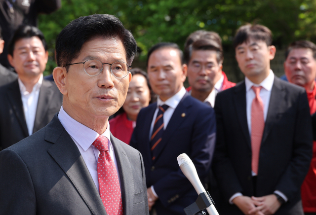 김문수 국민의힘 대선 후보가 25일 충북 옥천군 육영수 여사 생가를 방문한 뒤 취재진 앞에서 현안 관련 입장 발표를 하고 있다. 연합뉴스