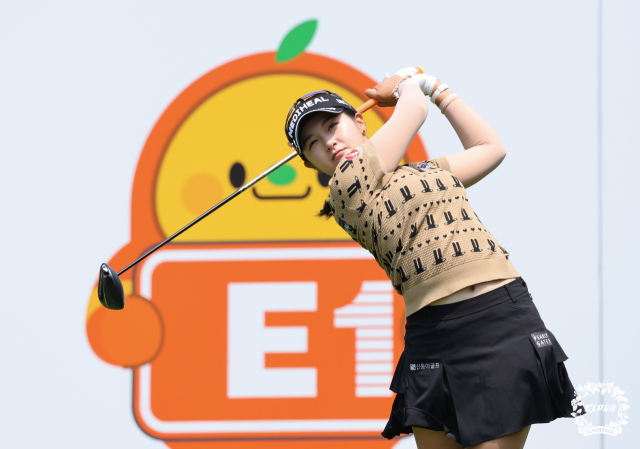 박현경이 25일 E1 채리티 오픈 3라운드 4번 홀에서 티샷을 하고 있다. 사진 제공=KLPGA