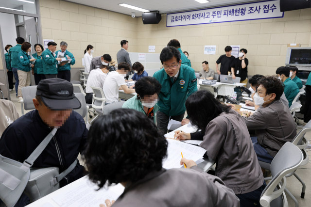 박병규 광산구청장이 금호타이어 화재와 관련 피해 조사 접수처에서 주민들의 애로사항을 청취하고 있다. 사진 제공=광주 광산구
