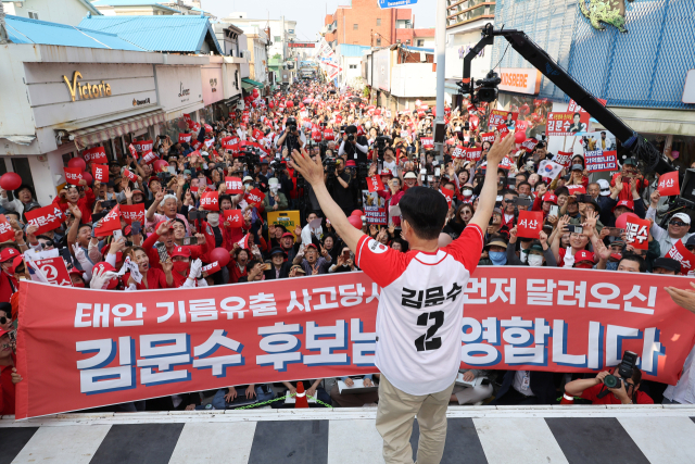 김문수 국민의힘 대선 후보가 25일 충남 서산시 중앙통 로데오거리에서 집중 유세를 하고 있다. 연합뉴스