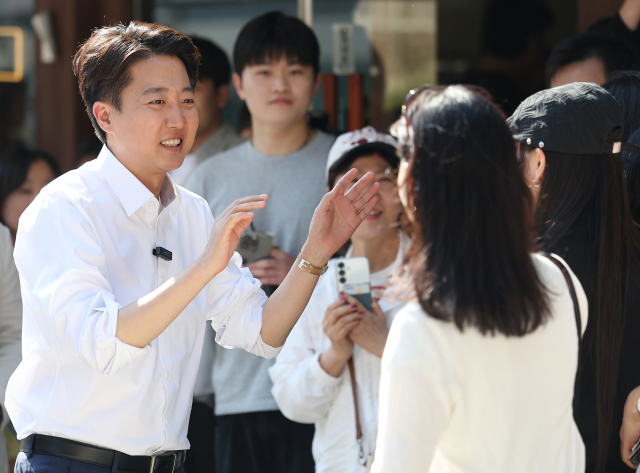 이준석 개혁신당 대선후보가 25일 서울 종로구 종묘 인근길에서 시민들과 인사를 하고 있다. 연합뉴스