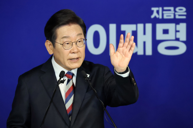 이재명 더불어민주당 대선 후보가 25일 서울 여의도 중앙당사에서 기자 간담회를 열고 취재진의 질의에 답하고 있다. 오승현 기자