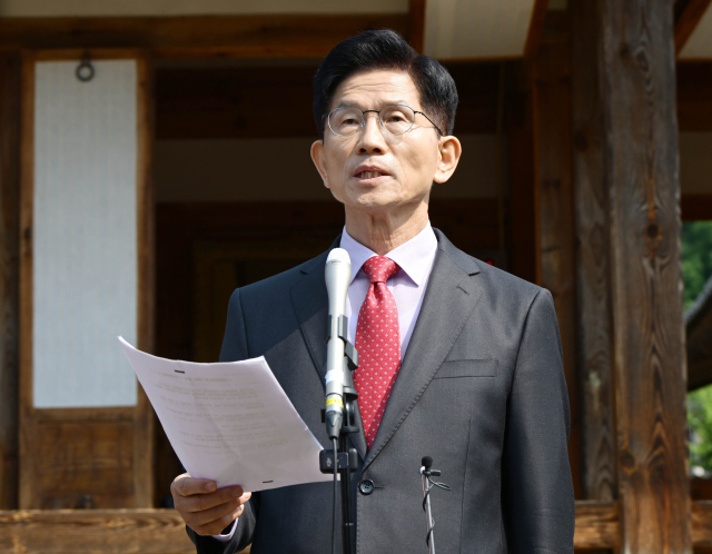 김문수 국민의힘 대선 후보가 25일 충북 옥천군 육영수 여사 생가를 방문해 둘러본 후 현안 관련 입장 발표를 하고 있다. 옥천=성형주 기자