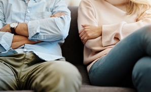 "기러기 아빠로 떨어져 사는데”… 아내의 일방적 이혼 소송, 통장도 압류 당해