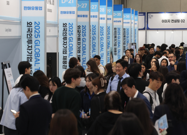 이달 19일 서울 코엑스에서 열린 일자리박람회에 몰린 구직자들이 부스를 둘러보고 있다. 연합뉴스