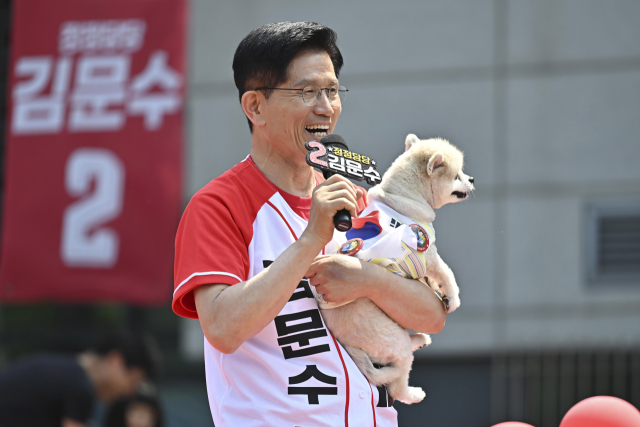 김문수 국민의힘 대선 후보가 25일 충남 보령시 대천역 광장에서 열린 유세에서 지지를 호소하고 있다. 보령=성형주 기자