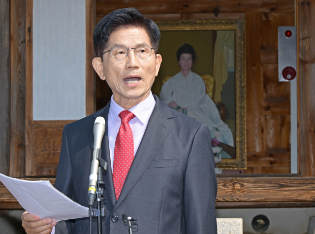 김문수 국민의힘 대선 후보가 25일 충북 옥천군 육영수 여사 생가를 방문해 둘러본 후 현안 관련 입장 발표를 하고 있다. 옥천=성형주 기자