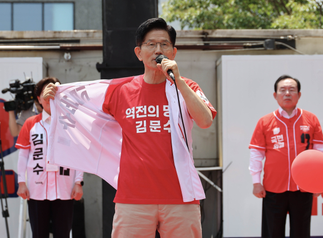 김문수 국민의힘 대선 후보가 25일 오전 충남 논산시 홈플러스 논산점 앞에서 열린 ‘기적으로 만들 진짜 논산’ 유세에서 “자신은 방탄조끼가 필요 없다”라며 겉옷을 벗고 있다. 논산=성형주 기자