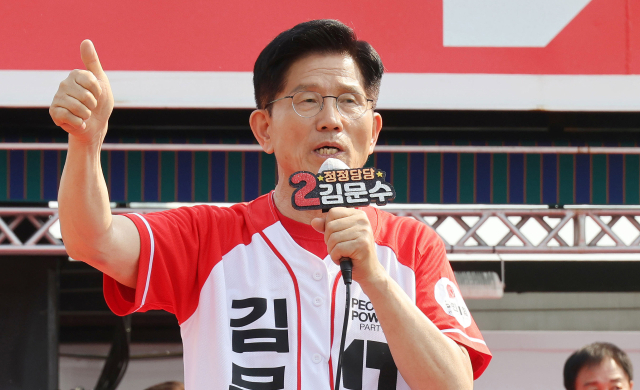 김문수 국민의힘 대선 후보가 25일 오후 충남 홍성군 홍성천 복개주차장에서 열린 “기적으로 만들 진짜 홍성” 집중유세에서 유권자들에게 지지를 호소하고 있다. 홍성=성형주 기자