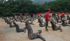 ‘이대남’만 유리?…李 ‘군 경력 호봉제’ vs 金 ‘군 복무 가산점제’[이현호의 밀리터리!톡]