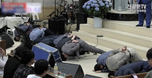 "대가리 박아!" 전광훈 호통에 교인들 엎드려뻗쳐…김문수 향해선 "잘 아는 사람"