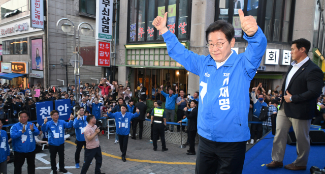 이재명 더불어민주당 대선 후보가 25일 충남 천안시 동남구 신부문화거리에서 지지를 호소하고 있다. 천안=오승현 기자 2025.05.25