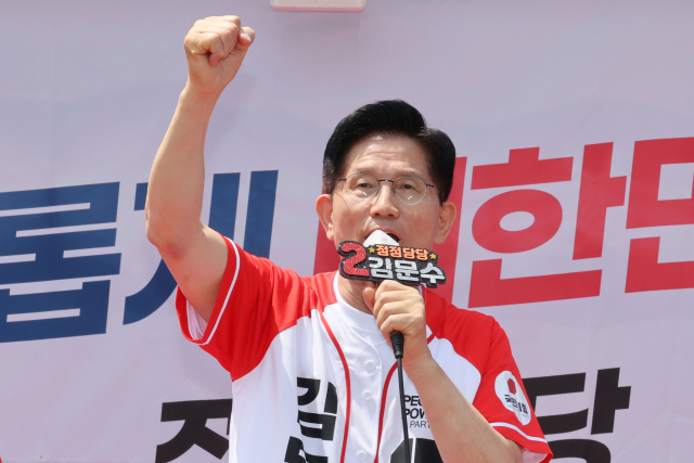 김문수국민의힘 대선 후보가 26일 경기 안성시 안성중앙시장 서인사거리에서 유세를 하고 있다. 연합뉴스