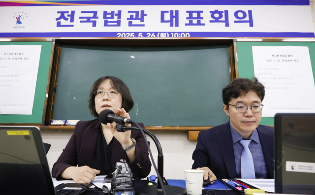 김예영 전국법관대표회의 의장이 26일 경기 고양시 사법연수원에서 열린 전국법관대표회의 임시회의에서 개회를 선언하고 있다. 조태형 기자