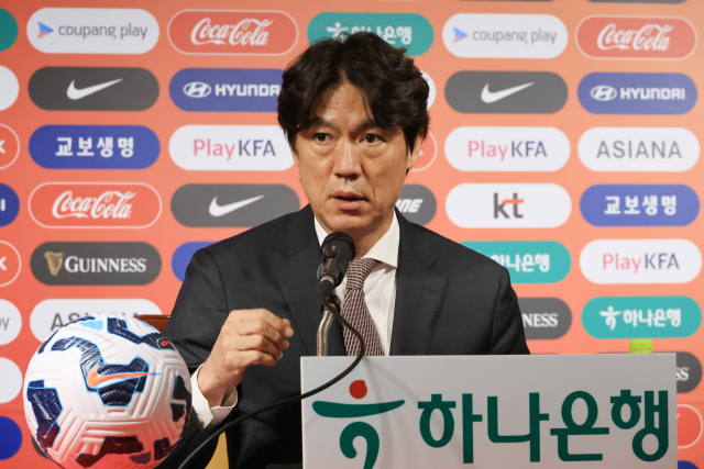홍명보 축구대표팀 감독이 26일 축구회관에서 열린 기자회견에서 북중미 월드컵 아시아 지역 3차 예선 9·10차전 소집 명단을 발표하고 있다. 연합뉴스