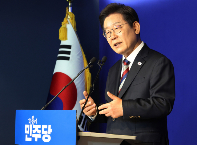 이재명 더불어민주당 대선 후보가 25일 서울 여의도 중앙당사에서 기자간담회를 열고 취재진의 질의에 답하고 있다. 오승현 기자