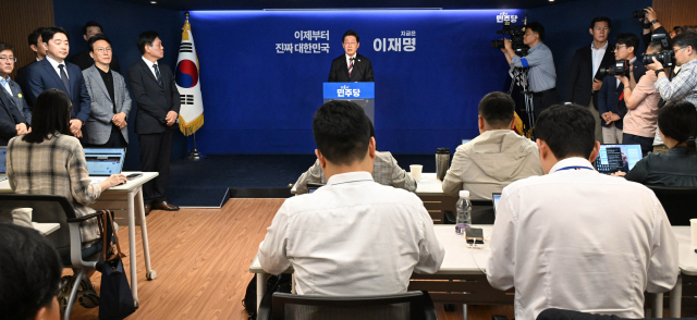 이재명 더불어민주당 대선 후보가 25일 서울 여의도 중앙당사에서 기자간담회를 열고 모두발언을 하고 있다. 오승현 기자