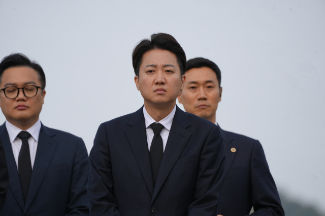 이준석 개혁신당 대선 후보가 23일 경남 김해시 진영읍 봉하마을을 방문해 노무현 전 대통령 묘역을 참배하고 있다. 연합뉴스